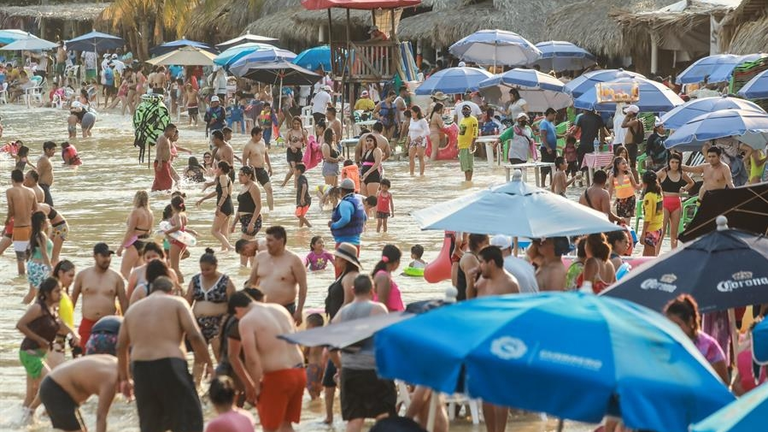Ba&ntilde;istas disfrutan en una playa del balneario de Acapulco, el 3 de abril de 2021 en el estado de Guerrero (M&eacute;xico). EFE