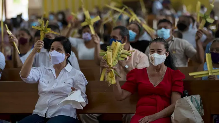Personas con cruces de palma participan en la misa del Domingo de Ramos en Managua (Nicaragua). EFE