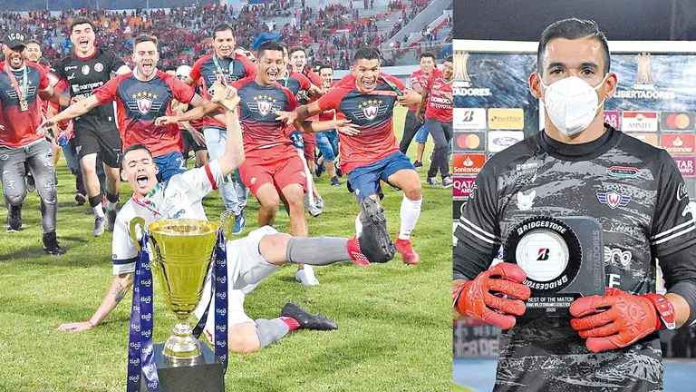 Arnaldo Giménez celebra el título de 2019 y expone el premio que logró como mejor jugador en la Libertadores. DICO SOLÍS