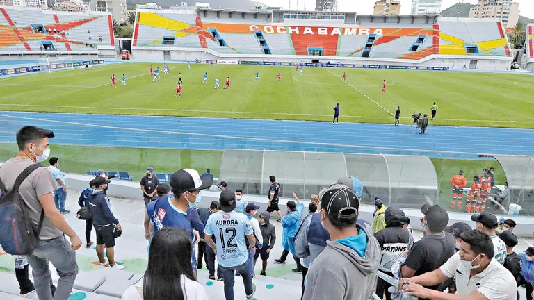 Hinchas en las gradas del estadio Félix Capriles. DICO SOLÍS