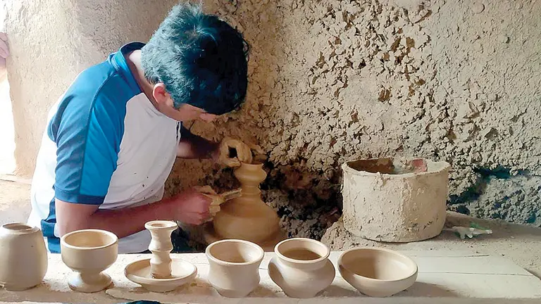 El alfarero Jorge Hinojosa usa un torno para moldear vasijas de barro. DAYANA FLORES