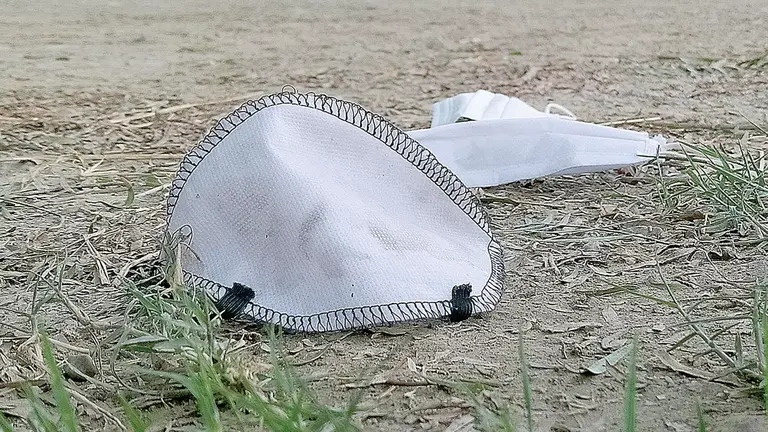 Cubrebocas arrojados en la calle. DICO SOLÍS