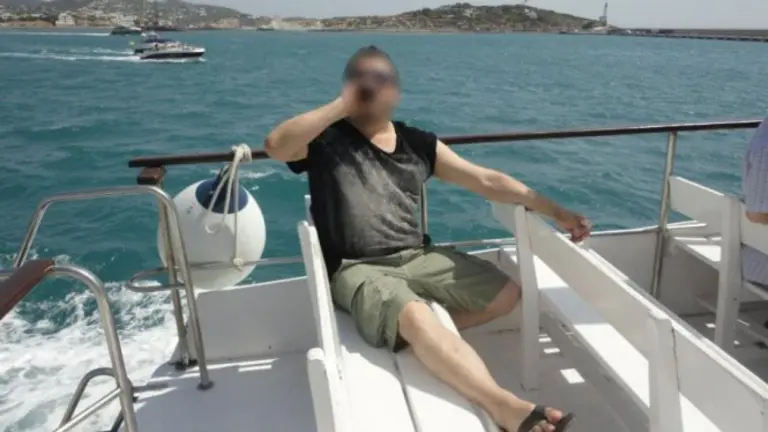 Wilson R.S.A., navega en una lancha en Europa, imagen que &eacute;l mismo comparti&oacute; en sus redes sociales.