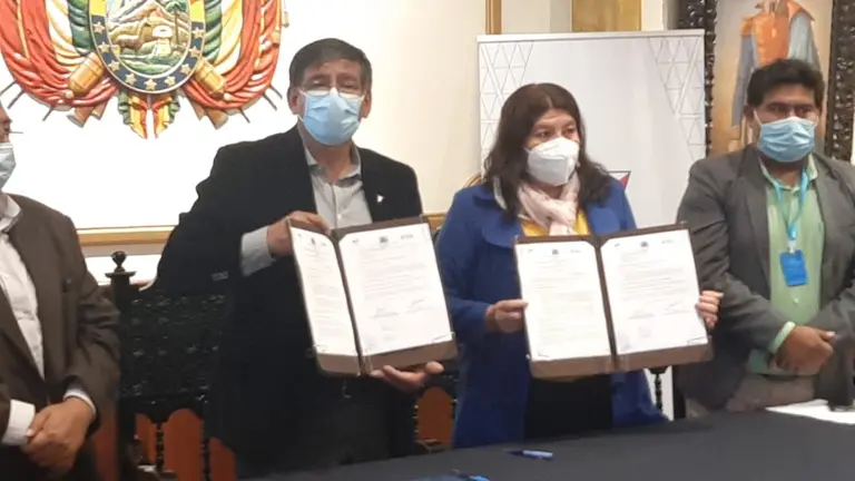 Autoridades de la Gobernaci&oacute;n y la UMSS firman el convenio. Tiempo Universitario