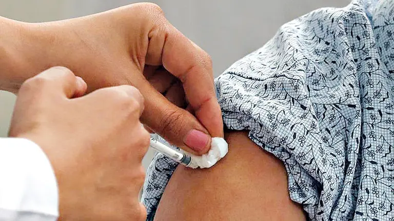 Una enfermera aplica una de las dosis de la vacuna contra la COVID-19. EFE