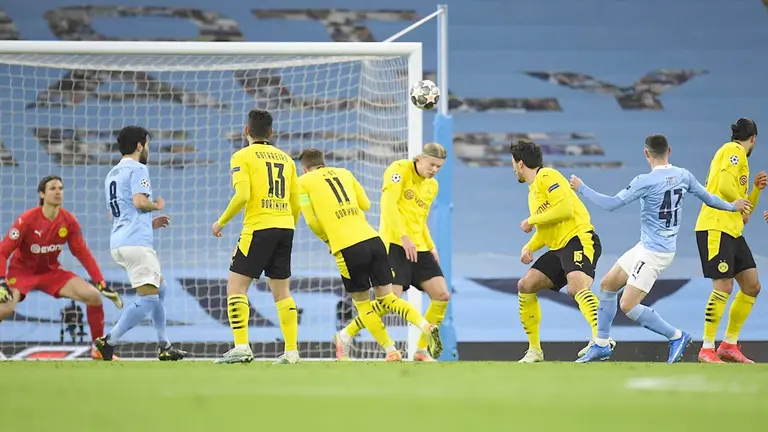 Phil Foden del Manchester City dispara durante los cuartos de final de la Liga de Campeones de la UEFA, 1er partido de fútbol entre el Manchester City y el Borussia Dortmund. EFE