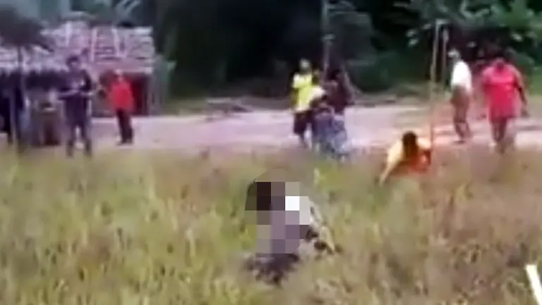 Captura del video que muestra el linchamiento de ind&iacute;gena en Beni. ERBOL