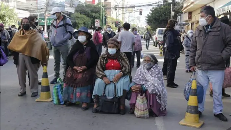 Una protesta de adultos mayores. Br&uacute;jula digital