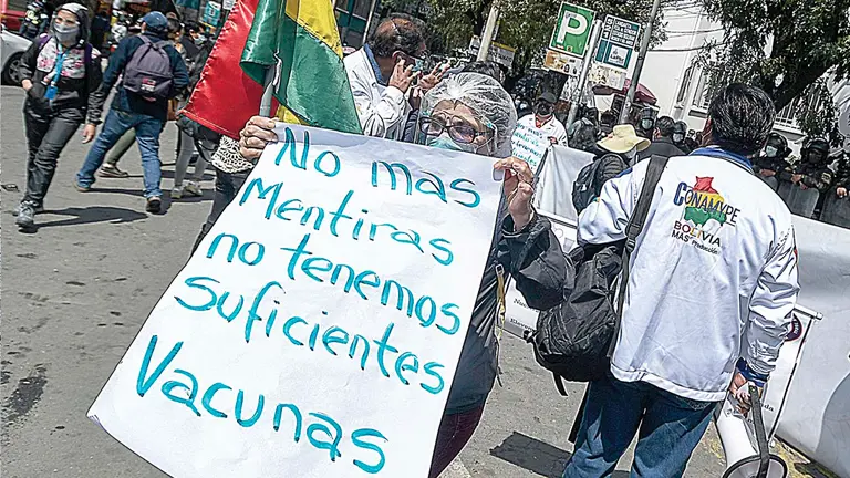 La protesta de trabajadores de salud en la sede de Gobierno, ayer. APG