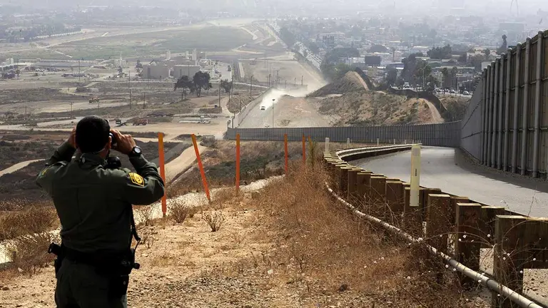Un Polic&iacute;a patrulla la frontera de Estados Unidos con M&eacute;xico. EFE