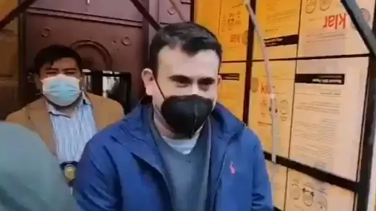 Imagen de video muestra a Rodrigo Guzm&aacute;n saliendo de la c&aacute;rcel.