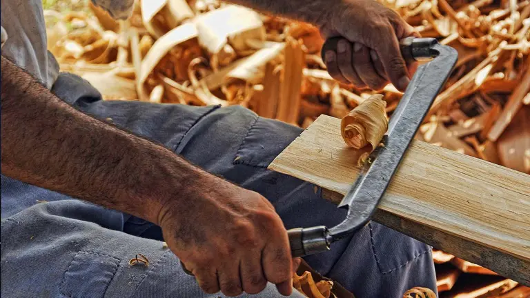 Imagen referencial de un carpintero trabajando. Pixabay