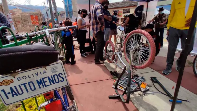 Ciclistas reciben asistencia mec&aacute;nica sobre el cuidado de biciletas en primer Biciferia de Masa Cr&iacute;tica Kanata de Cochabamba. No&eacute; Portugal