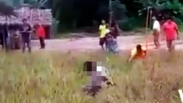 Captura del video que muestra el linchamiento de ind&iacute;gena en Beni. ERBOL