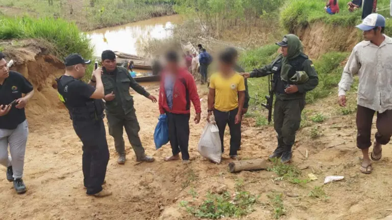 Comitiva llega a San Borja con dos ind&iacute;genas aprehendidos, acusados de quemar vivo a una persona en la comunidad de Cantumare
