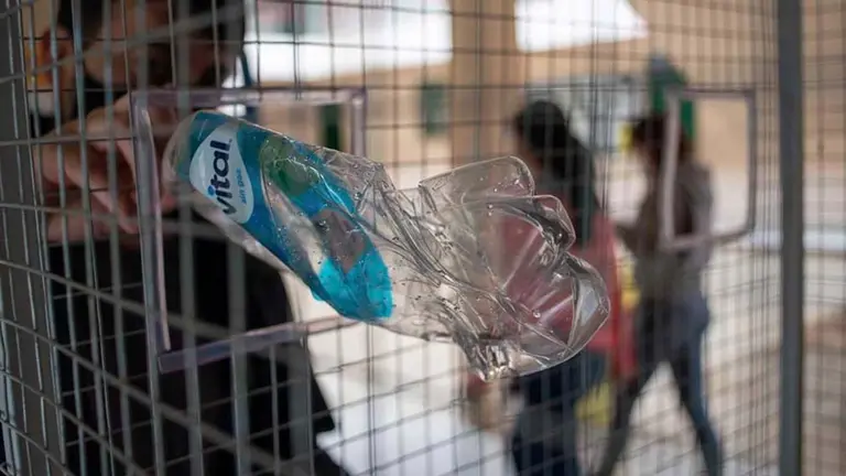 Una persona deposita una botella de pl&aacute;stico en un contenedor para reciclar. Xtrategia Prensa Fundaci&oacute;n Coca-Cola