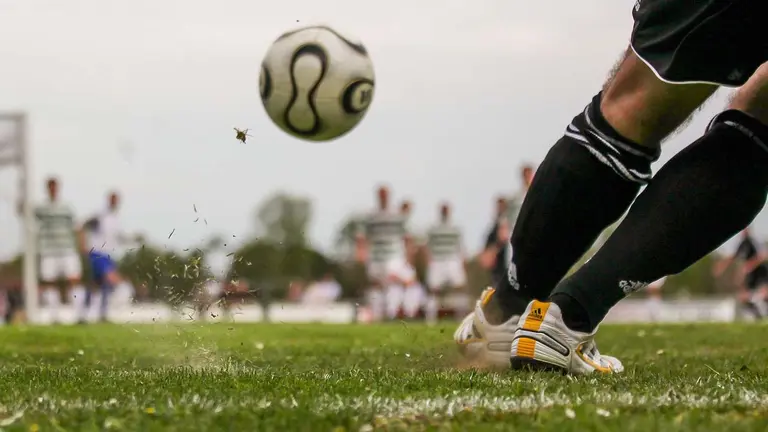 Imagen referencial que muestra una persona jugando f&uacute;tbol. Pixabay