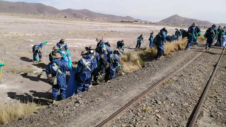 Efectivos del regimiento Camacho realizaron una jornada de limpieza en el lago Uru Uru de Oruro