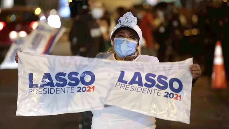 Simpatizantes del candidato presidencial Guillermo Lasso celebran frente al Consejo Nacional Electoral, en Quito (Ecuador). EFE