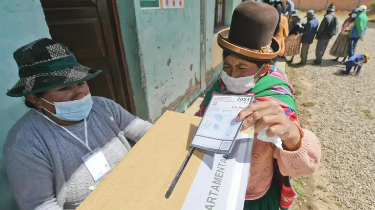 Una mujer emite su voto en la segunda vuelta electoral en el municipio de Ayo Ayo, en La Paz. FOTO- APG