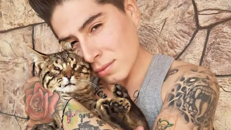 El gatito V&iacute;ctor, al lado de su due&ntilde;o Rudy Brandon. Facebook Rudy Brandon