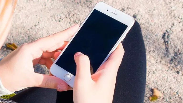 Fotografía ilustrativa de una mujer usando un celular. PIXABAY