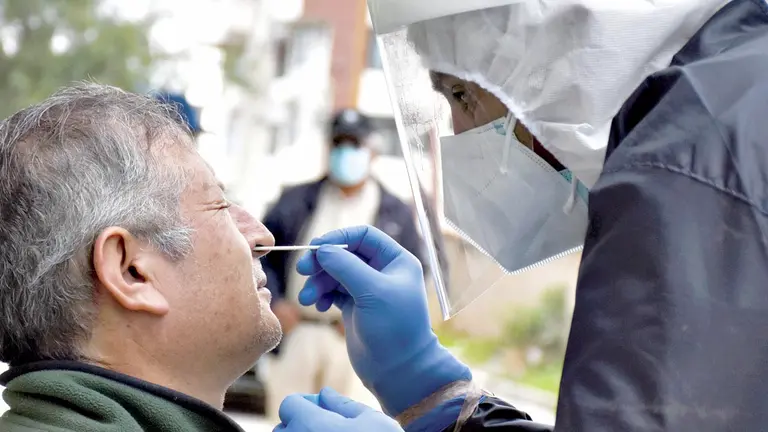 Un adulto mayor se somete a una prueba de antígeno nasal para conocer si tiene COVID-19. DICO SOLÍS