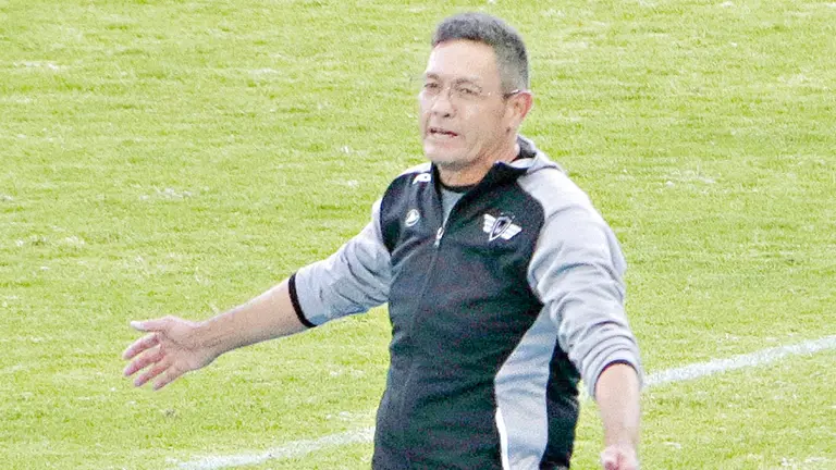 El ex director técnico de Wilster, Mauricio Soria, al borde de la cancha del Félix Capriles.