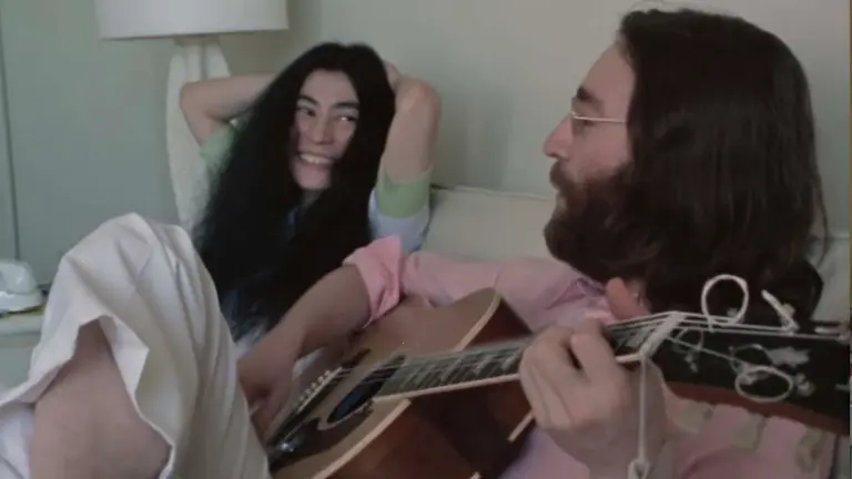 Sale a la luz un nuevo video de John Lennon ensayando "Give Peace a Chance". Captura