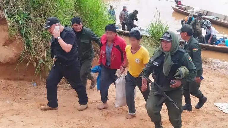 Los presuntos autores del asesinato de un indígena tsimane cuando fueron aprehendidos en la comunidad de Cantumare, Beni. Fiscalía General del Estado