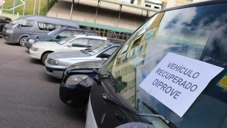 Exponen algunos de los vehículos recuperados que están en garajes. Ministerio de Gobierno