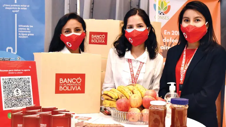 Un grupo de mujeres emprendedoras durante un evento en Cochabambina. DICO SOLÍS