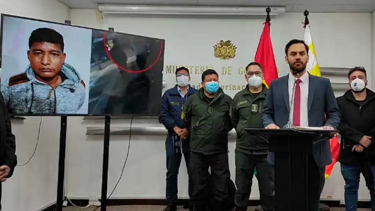 El ministro de Gobierno Eduardo del Castillo, durante una conferencia de prensa.