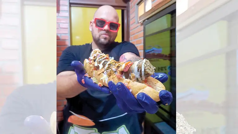 Rodrigo Rivero muestra su nueva creación culinaria, el rellenacoto. RODRIGO RIVERO