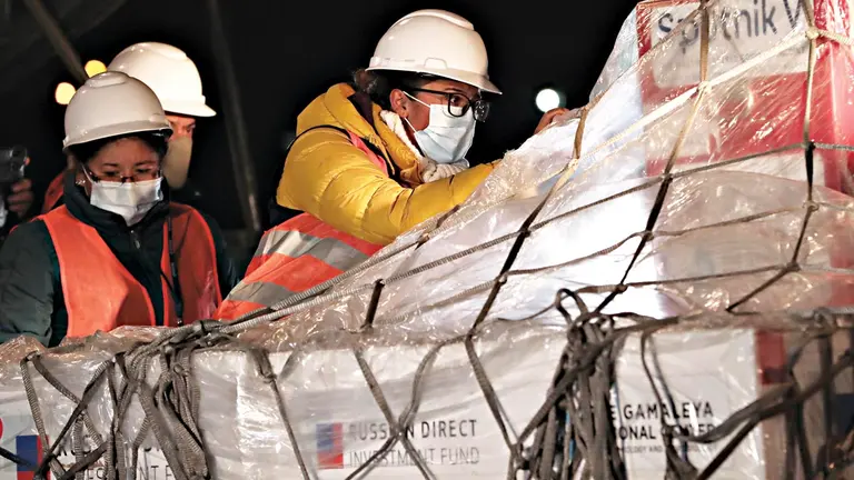 El contenedor con las vacunas llega a La Paz. EFE