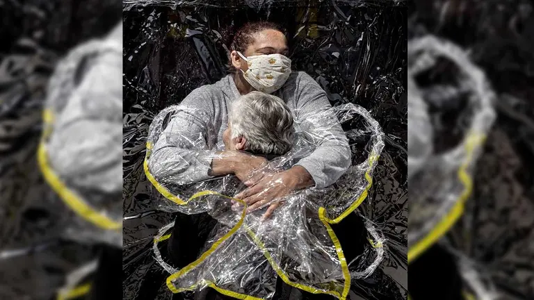 T&iacute;tulo: The First Embrace &copy; Mads Nissen, Denmark, Politiken/Panos Pictures. Cortes&iacute;a World Press Photo.