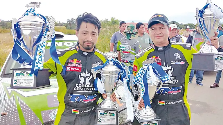 Félix Gutiérrez (d), junto a Norberto Machuca, exponen los trofeos que lograron en la competencia. FÉLIX GUTIÉRREZ