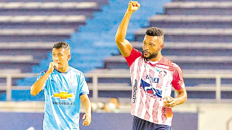 Miguel Borja (d) festeja el gol que anotó a Bolívar. EFE