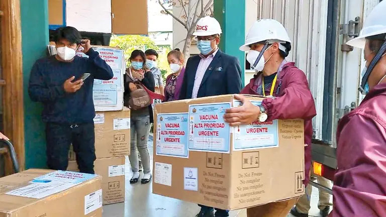 Personal de SEDES carga las cajas con las dosis de vacunas Sputnik V. SEDES