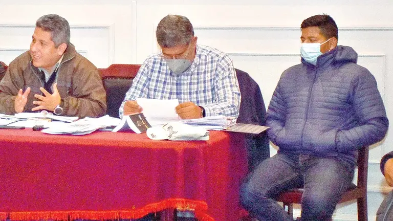 El exministro Edwin Characayo (d) junto a sus abogados en la audiencia de medidas cautelares, anoche. APG