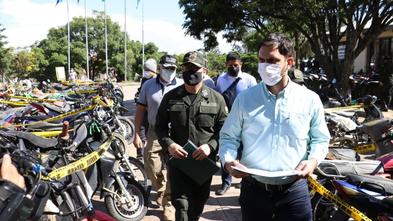El ministro de Gobierno, Eduardo del Castillo, en la devoluci&oacute;n de veh&iacute;culos robados en Diprove Cochabamba. FACEBOOK EDUARDO DEL CASTILLO