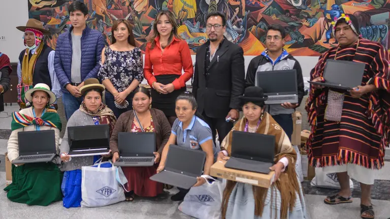 La entrega de equipos a las radios comuntarias. ABI