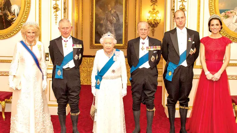 La reina Isabel II y su esposo, el príncipe Felipe (al centro); el heredero al trono, el príncipe Carlos y su esposa Camila (izquierda); y el príncipe Guillermo junto a su esposa Kate (derecha).   PINTEREST- ELUNIVERSO
