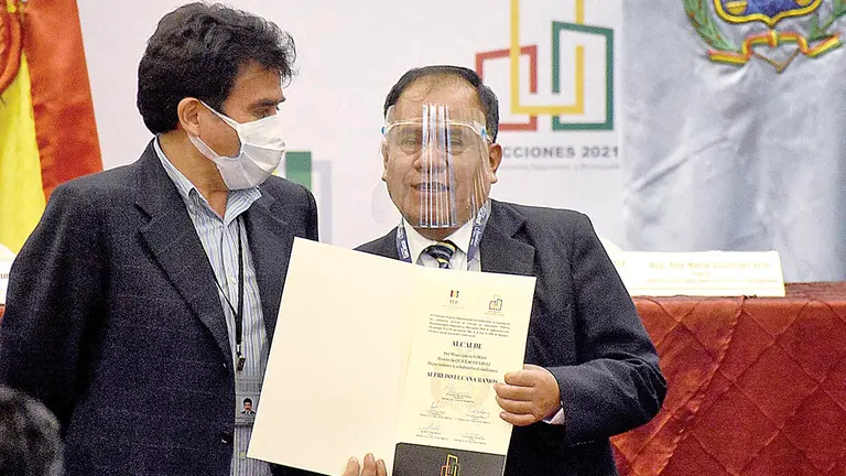 El alcalde electo de Vinto recibe su credencial, en días pasados días. NOÉ PORTUGAL