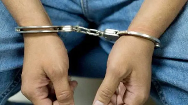 Imagen ilustrativa de una persona detenida. FGE