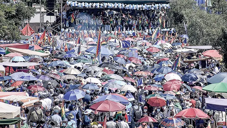 La concentración de militantes del MAS-IPSP  en la avenida Blanco Galindo, este sábado.  DICO SOLÍS