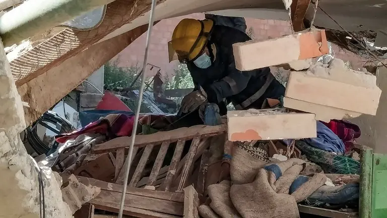 Bomberos durante una labor de rescate en Sacaba. Archivo