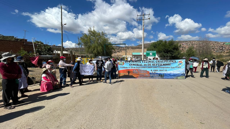 Vecinos de la OTB Chaupiloma bloquean el ingreso al botadero de K'ara K'ara. ALEJANDRO ORELLANA