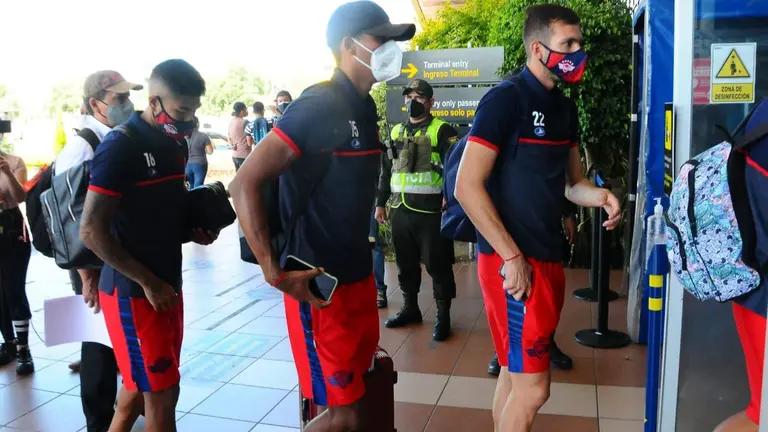 Jugadores de Wilstermann llegan al aeropuerto Jorge Wilstermann para dirigirse a Cear&aacute;. No&eacute; Portugal