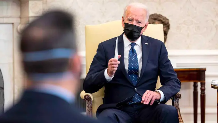 El presidente de EEUU, Joe Biden, fue registrado este martes al dar declaraciones públicas, en el Despacho Oval de la Casa Blanca, en Washington. EFE